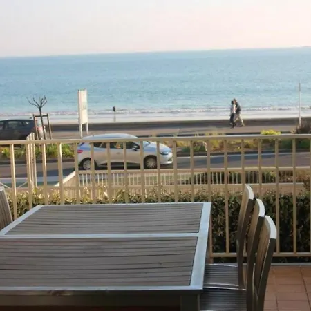 D'une A Escoublac A 10 M De La Plage Avec Vue Sur La Mer Balcon Amenage Et Wifi